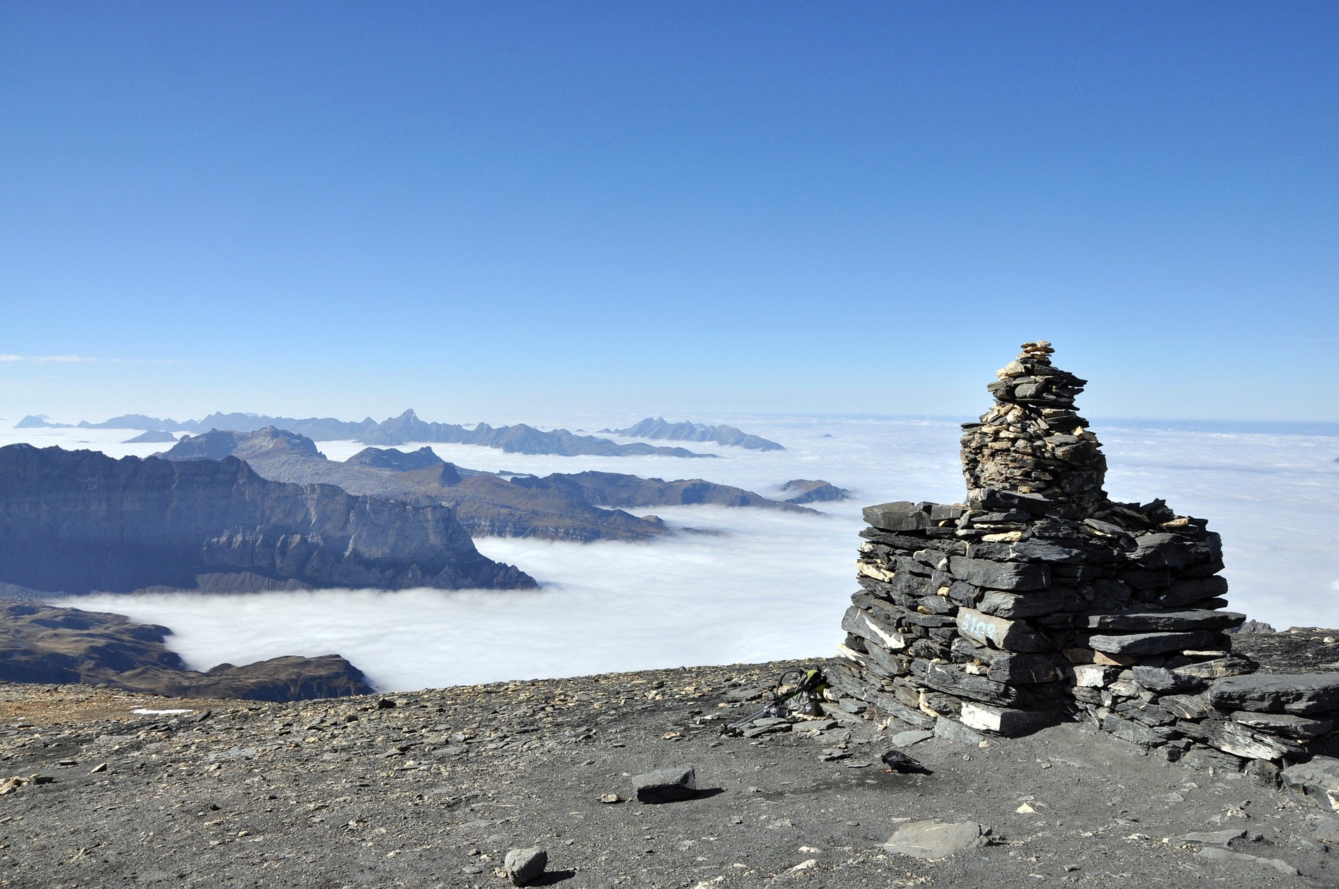 Cairn au sommet du Buet, sur la Traversée des Aiguilles Rouges