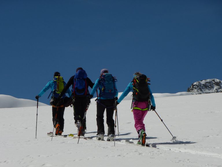 Activités à Chamonix : le ski de randonnée. Activities in Chamonix - ski touring.