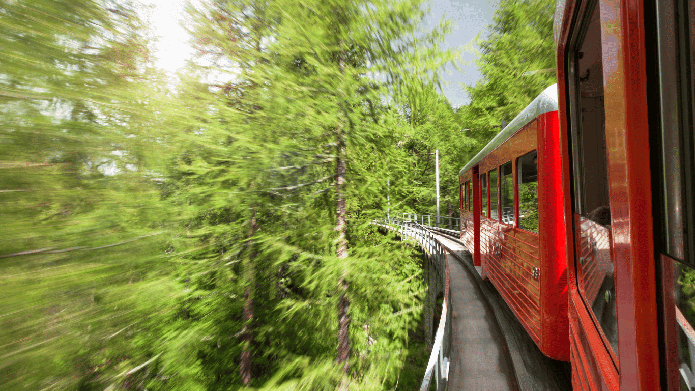 Train rouge du Montenvers, Mer de Glace - Randonnée Chamonix. Montenvers red train, Mer de Glace - Hike Chamonix.