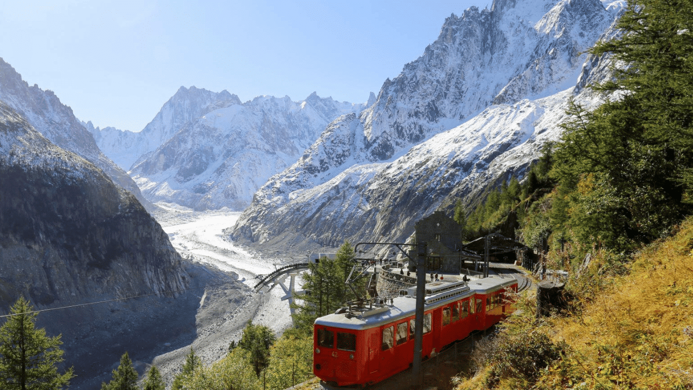 Petit train rouge de Montenvers, Mer de Glace - visites guidées gratuites de Nuyama. Montenvers little red train, Mer de Glace - Nuyama free guided tours.