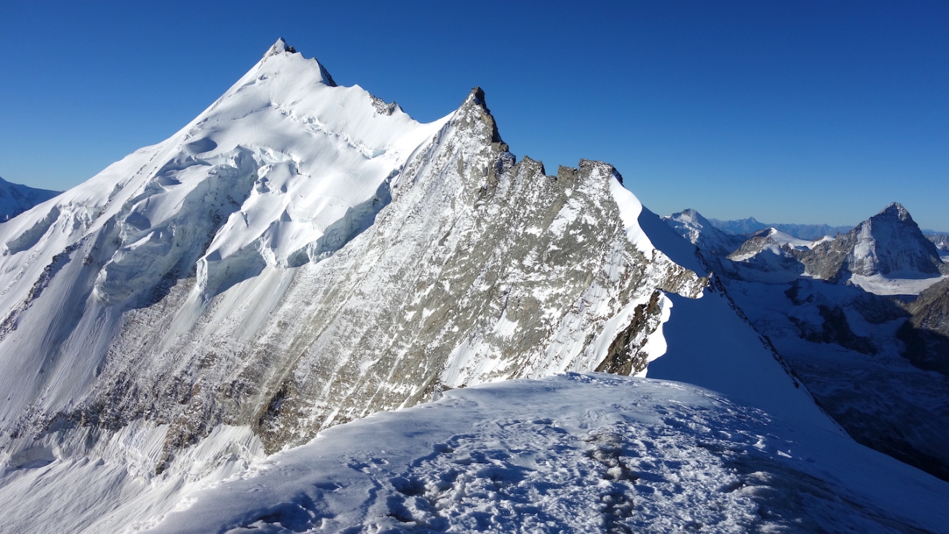 Les 4000m les plus accessibles des Alpes : Le Bishorn 🇨🇭 4 153 m. The most accessible 4000m in the Alps: The Bishorn 🇨🇭 4,153 m.