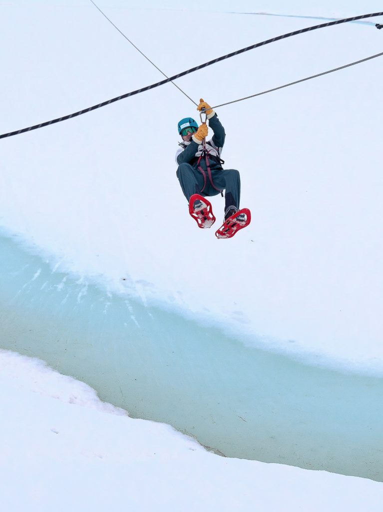 Tyrolienne en raquettes à neige avec Nuyama à La Flégère. Zip line on snowshoes with Nuyama at La Flégère.