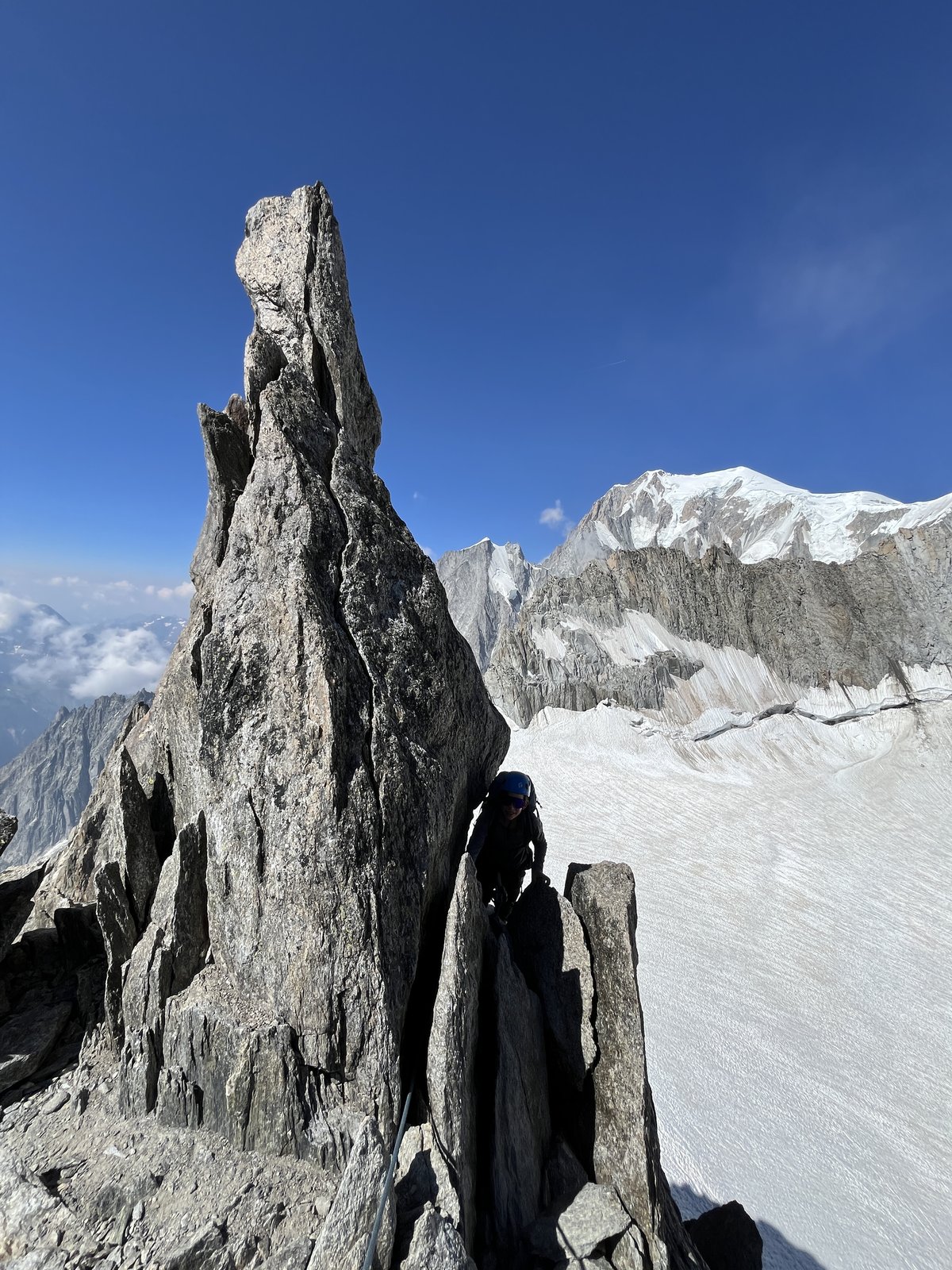 Les gendarmes de l'arête, découpés dans le ciel.