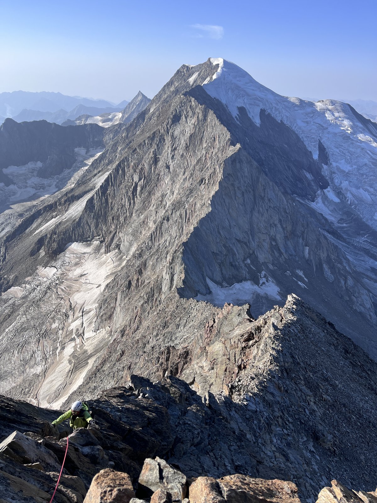 L'arête se dresse ; le Weissmies veille en face.