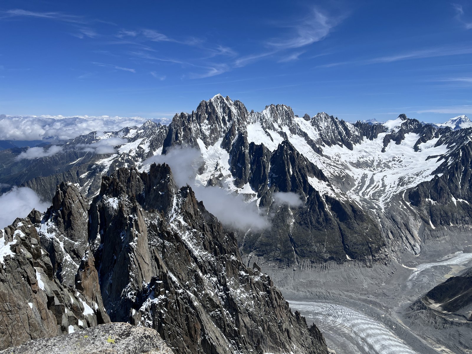 L'arête Midi-Plan au-dessus de la Mer de Glace, aiguilles de Chamonix