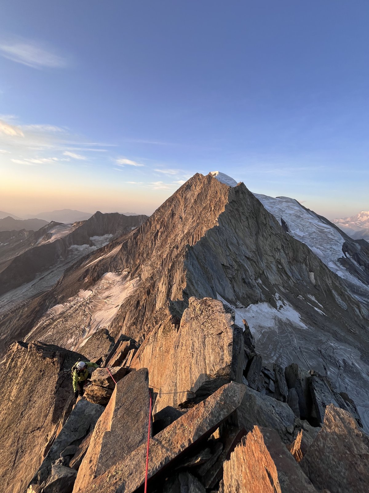 Le fil de l'arête, à contre-jour, au lever du soleil.