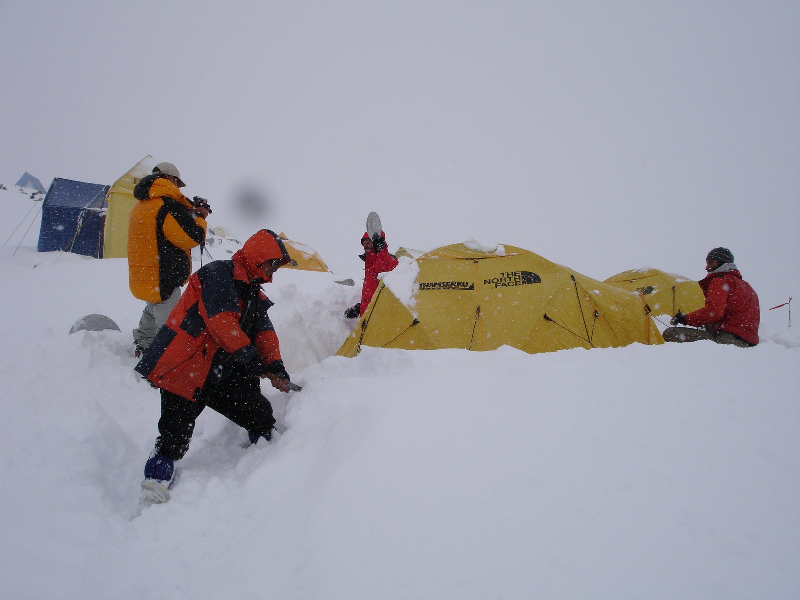 Déneiger les tentes après une chute de neige — gérer les imprévus.