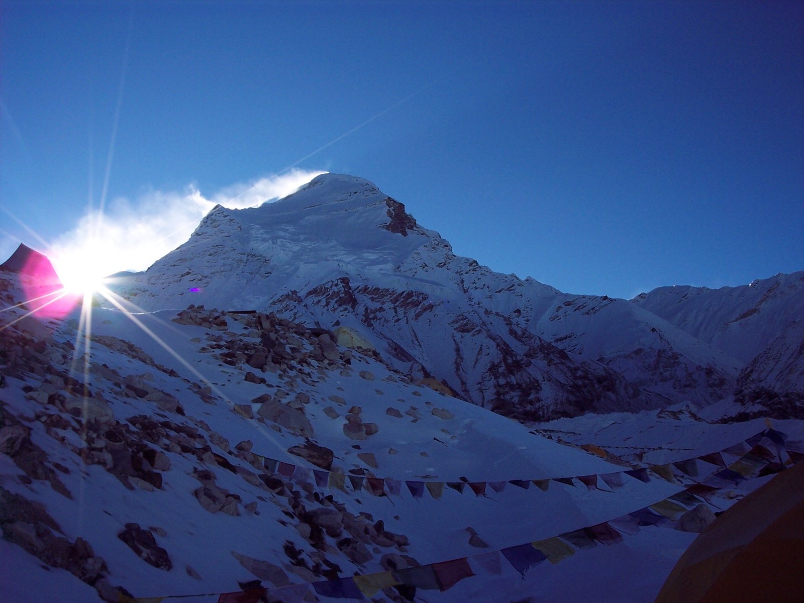 Le Cho Oyu au soleil derrière les drapeaux de prière