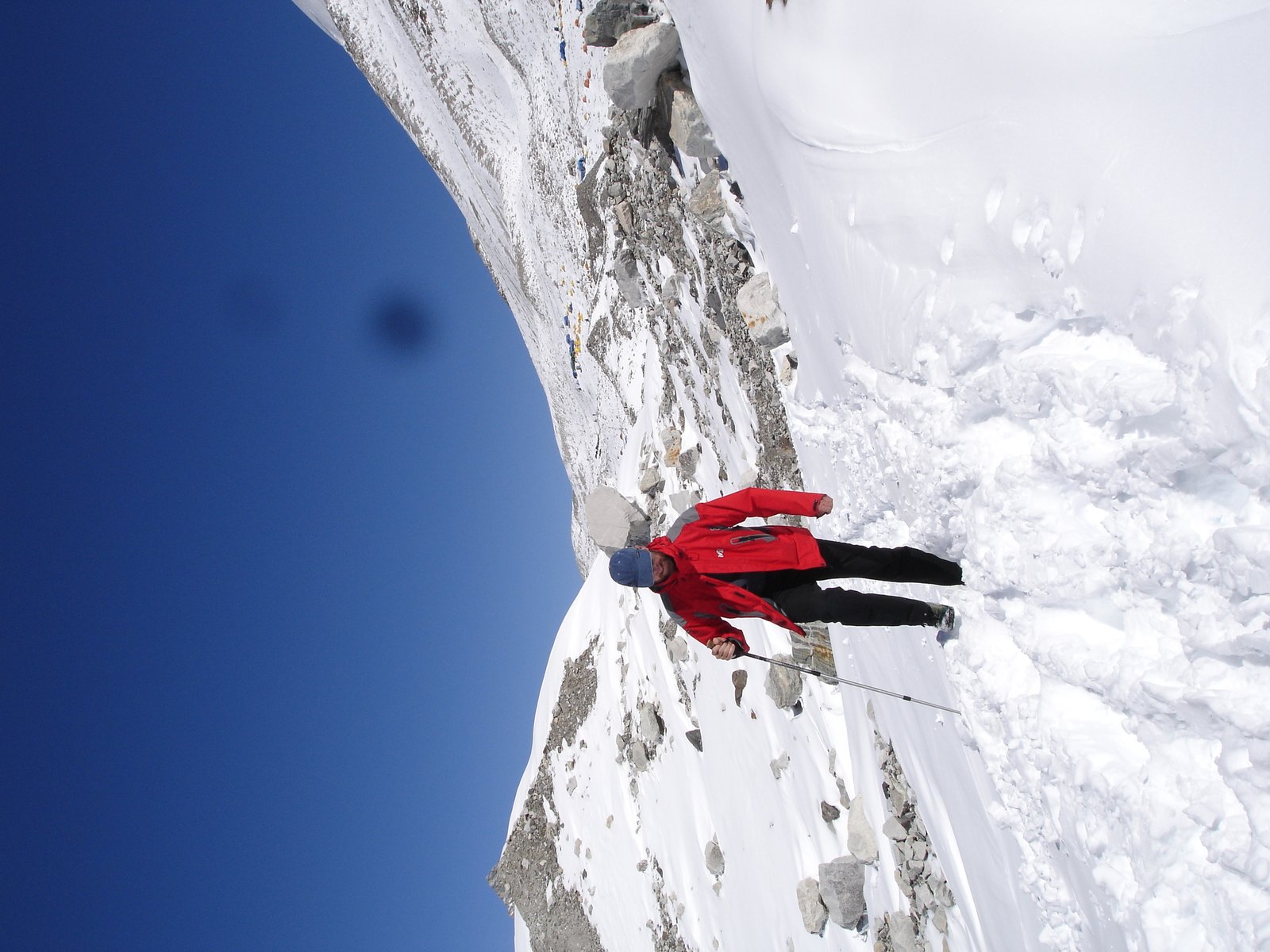 La verticalité, sur corde fixe, dans le bleu profond de l'altitude.