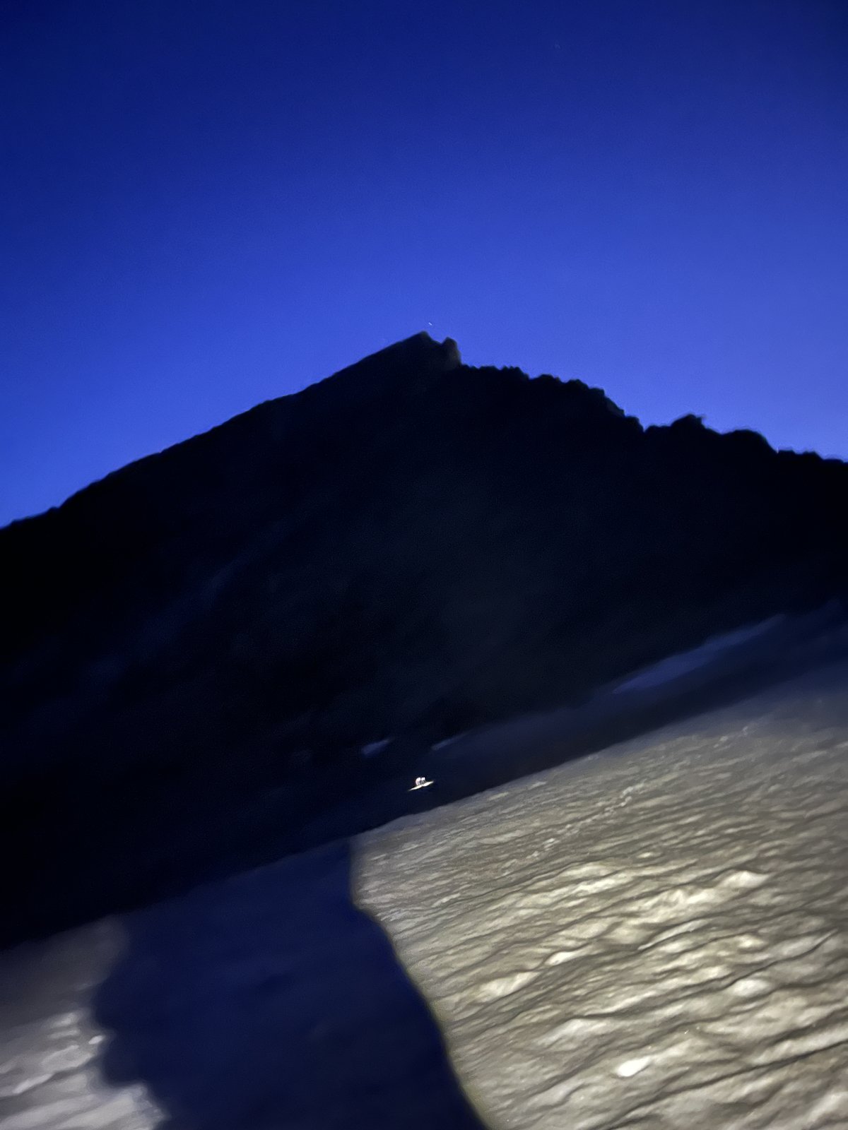Départ de nuit : la frontale, avant l'arête.