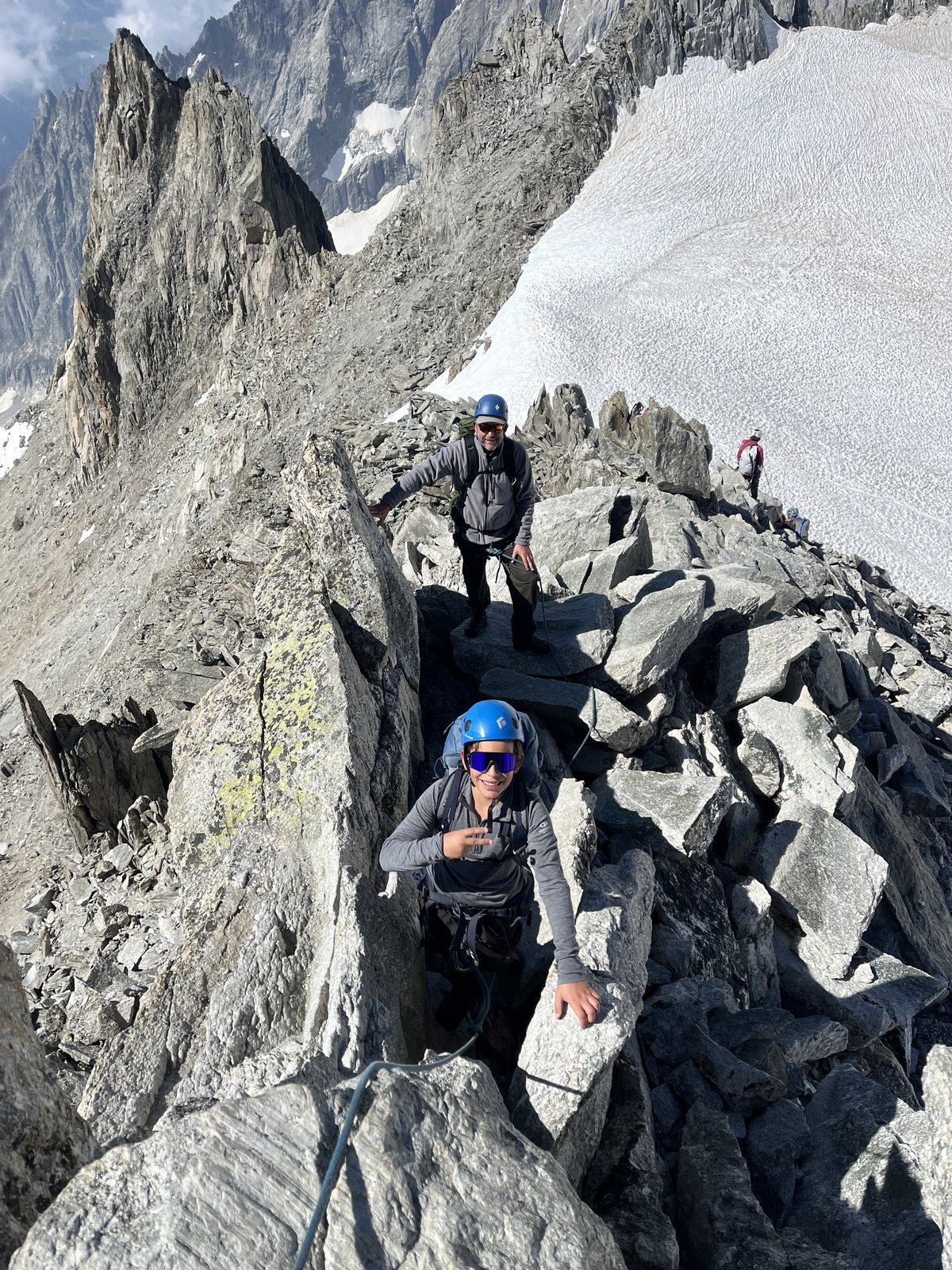Sur l'arête, en confiance, encadré par le guide.