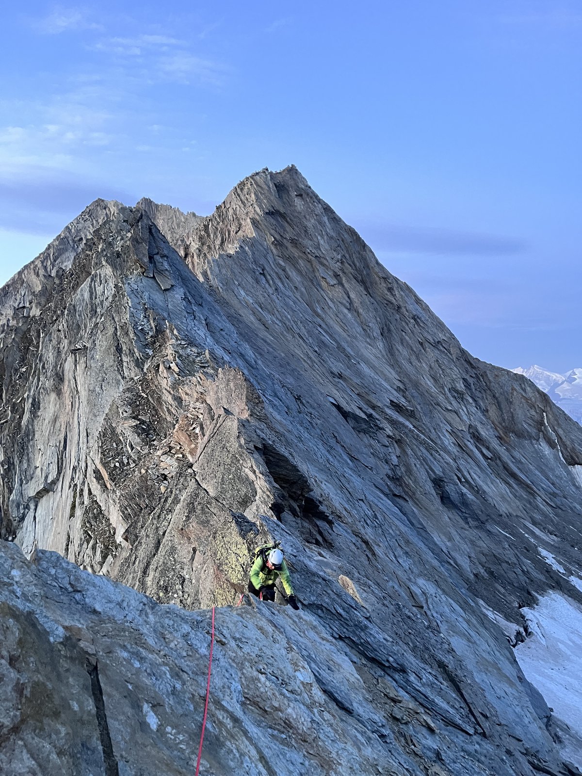 Sur l'arête Sud : du rocher soutenu, jamais vraiment dur, jamais donné.