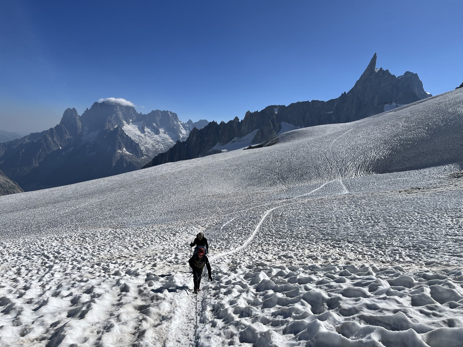 L'approche sur le glacier du Géant, la Dent du Géant au loin.
