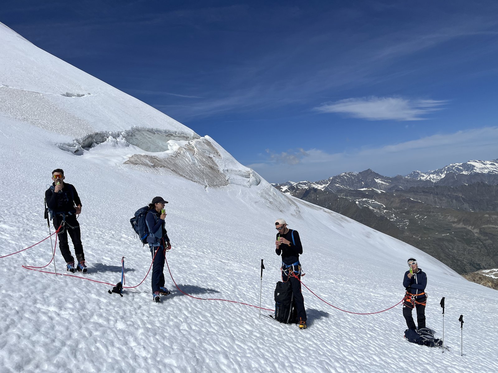 Progression encordée sur le glacier du Laveciau, par le refuge Chabod.