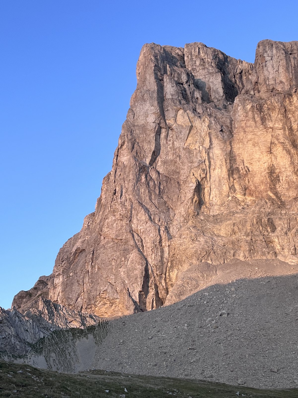 Pilier Sud du Pic de Bure au lever du jour, Dévoluy