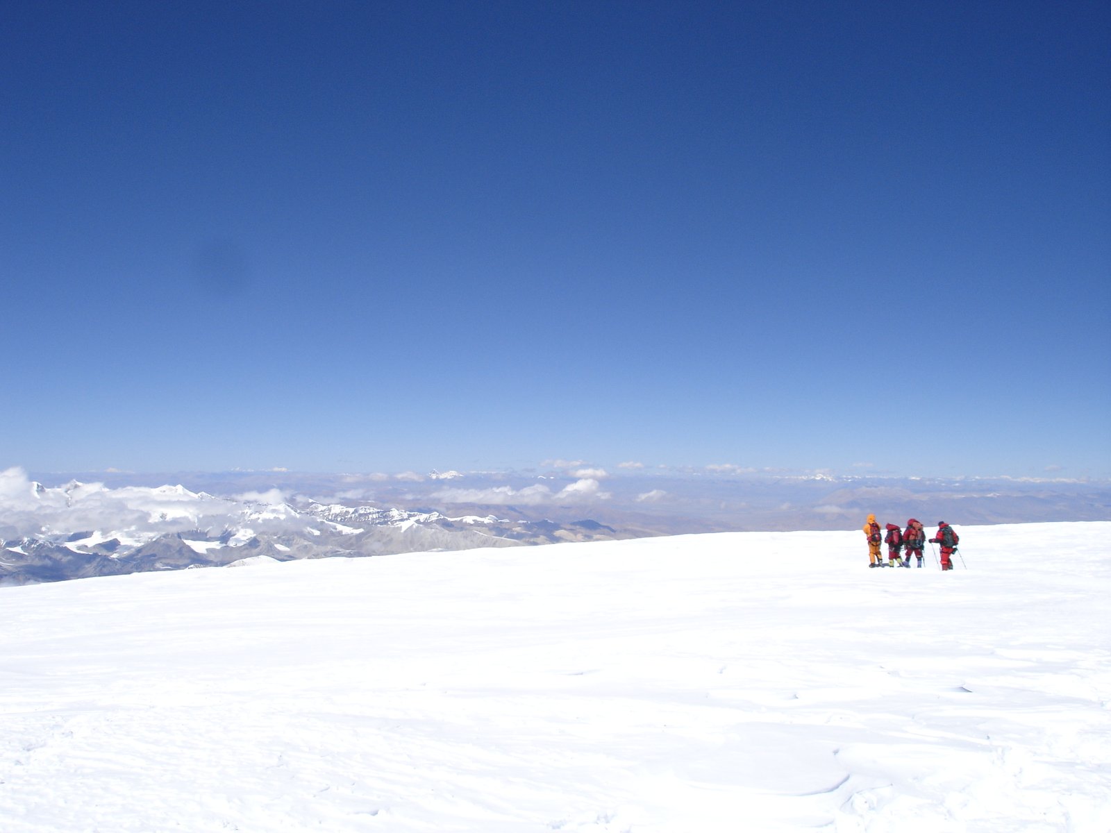 Le long, très long plateau sommital — plat, à près de 8200 m.