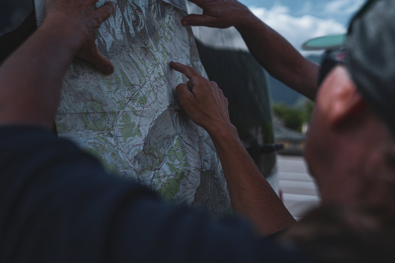 Le briefing Nuyama, carte en main, avant le départ du Tour du Mont-Blanc
