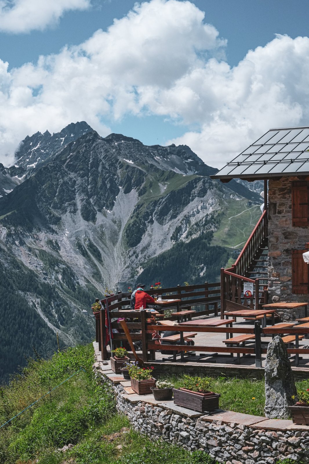 La terrasse d'un refuge italien sur le Tour du Mont-Blanc