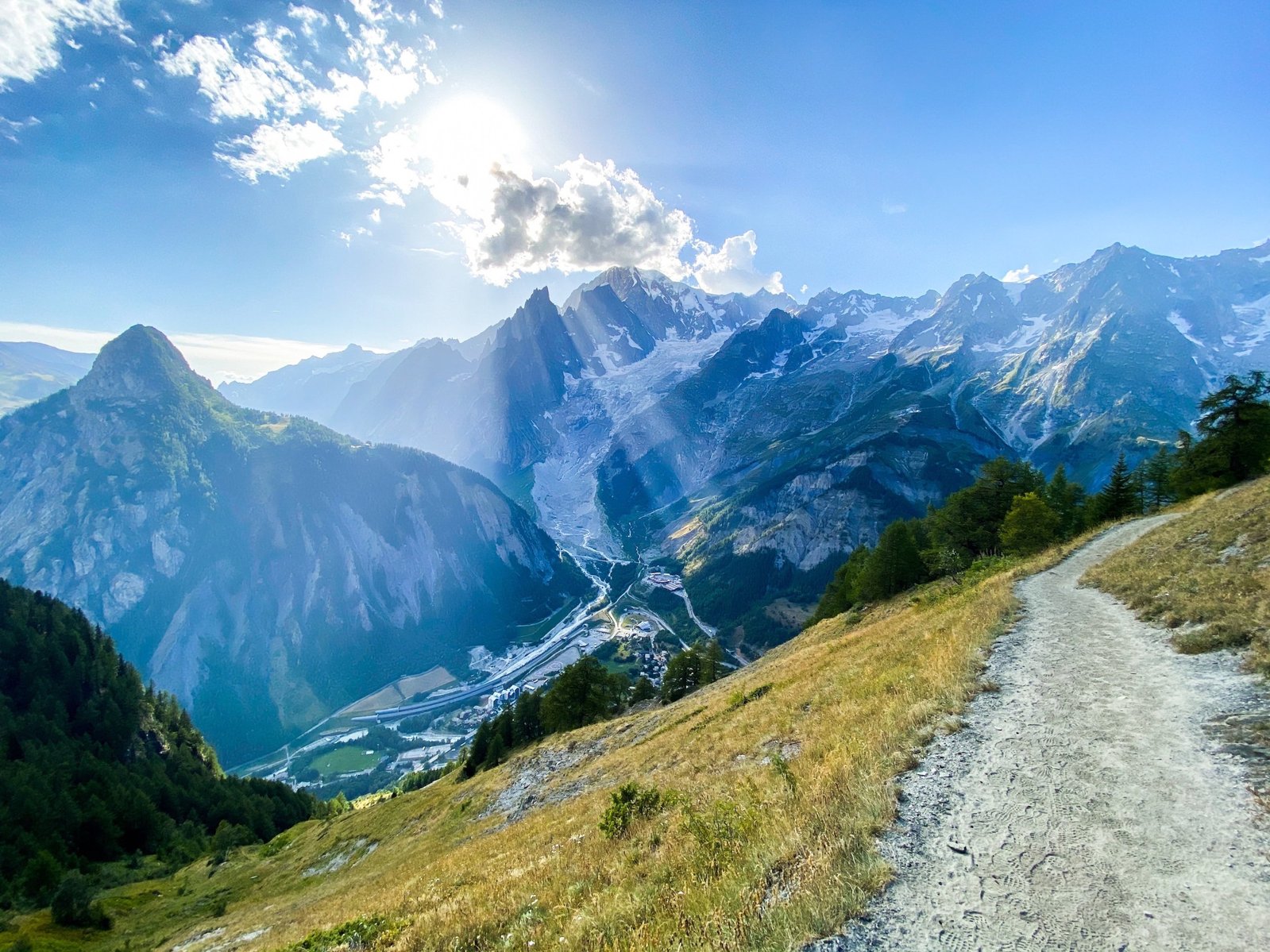 Sur le Tour du Mont-Blanc, le sentier file vers le massif