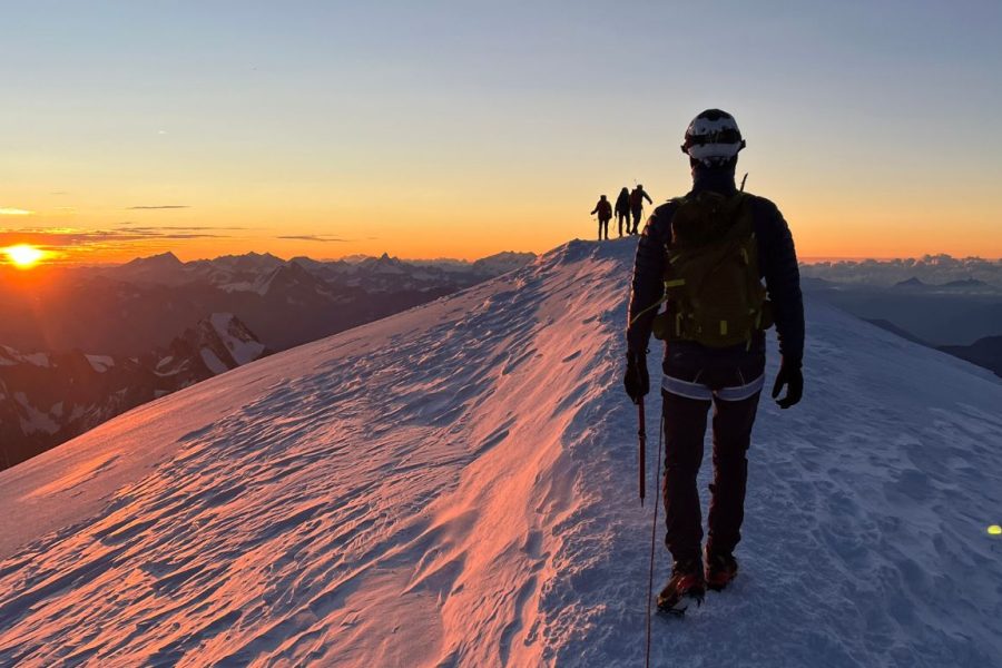 Mont Blanc single push, en une journée : One Push (4 808 m), avec un guide de haute montagne. Mont Blanc One Push ascent (4,808 m) in a single day, with a mountain guide.