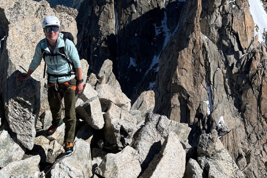 Alpinistes sur un passage rocheux lors de l'ascension de l'Aiguille du Tour One Push, dans le massif du Mont-Blanc. Mountaineers crossing rocky terrain during the Aiguille du Tour One Push ascent in the Mont Blanc massif.