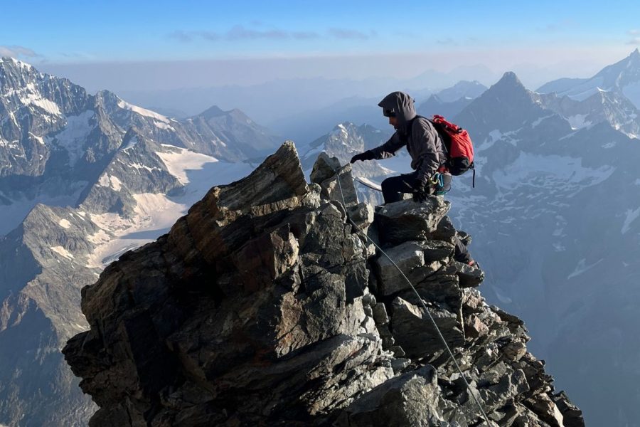 Ascension du Cervin (4 478 m) par l’arête du Lion, voie normale italienne, avec un guide de haute montagne. Matterhorn ascent (4,478 m) via the Lion Ridge, the Italian normal route, with a mountain guide.