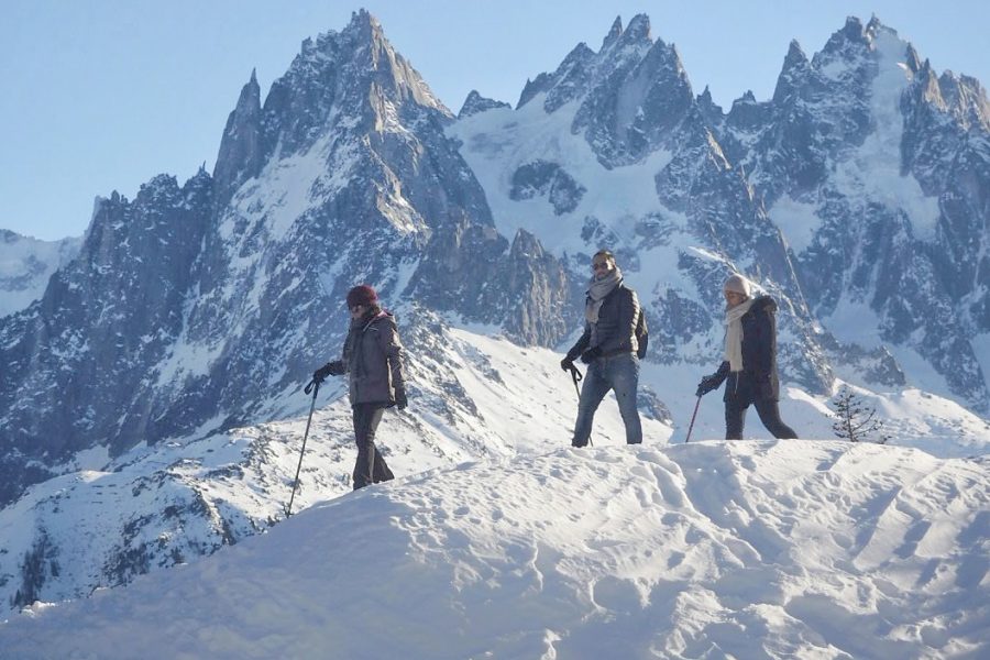 Balades en raquettes organisées par Nuyama et la Compagnie du Mont-Blanc. Snowshoe hikes organized by Nuyama and La Compagnie du Mont-Blanc.