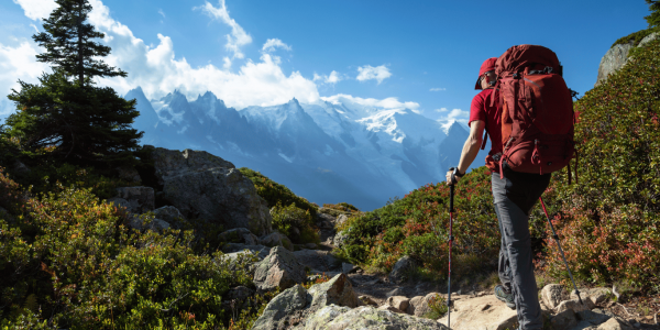 Un randonneur sur le Tour du Mont-Blanc. A hiker on the TMB.