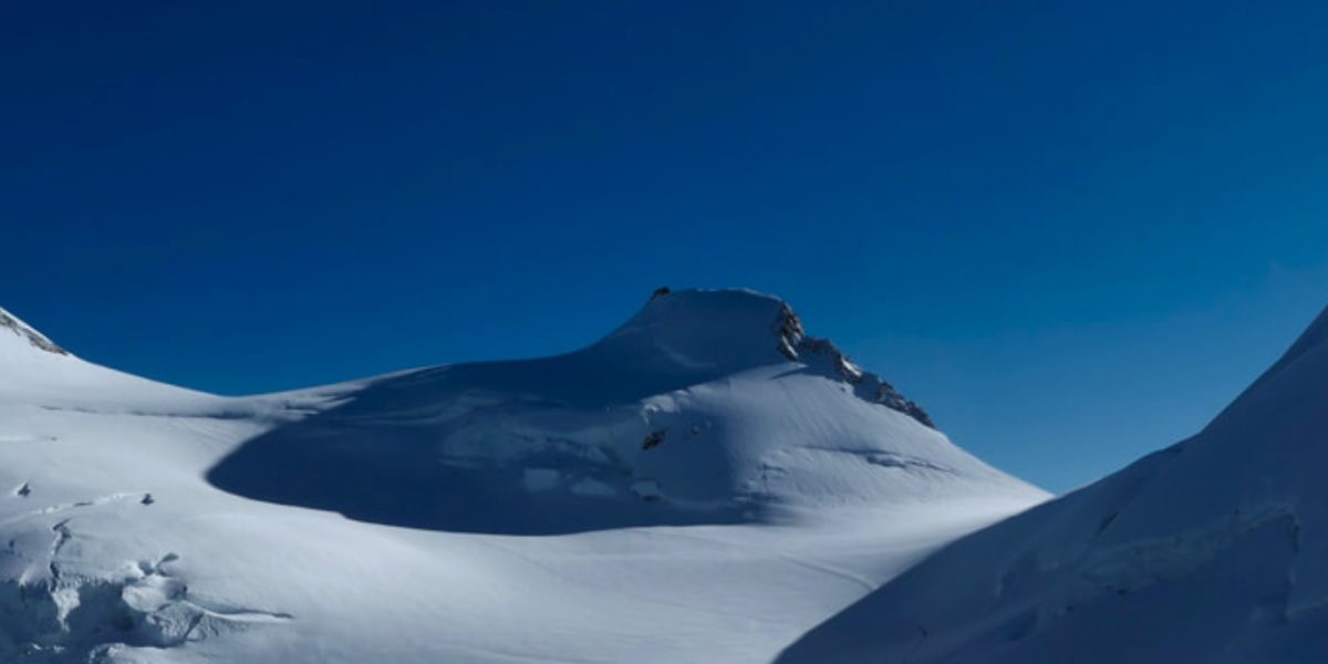 Les 4000 les plus accessibles des Alpes : La Pointe Gnifetti 🇮🇹🇨🇭 4 554 m. The most accessible 4000m in the Alps: Pointe Gnifetti 🇮🇹🇨🇭 4,554 m.