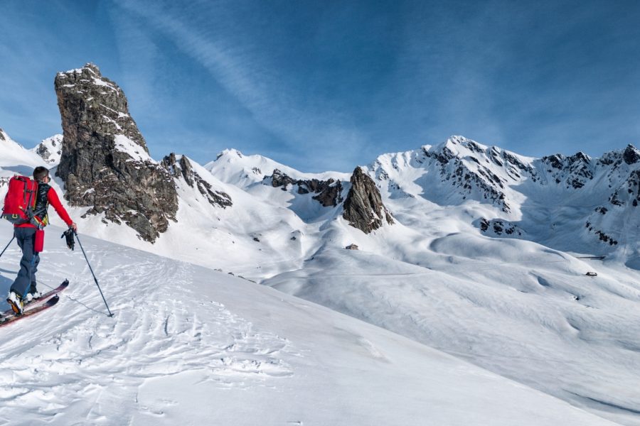 Skieur en montée lors d’une sortie de ski de randonnée au Grand-Saint-Bernard. Skier ascending during a ski touring trip in the Great St Bernard area.