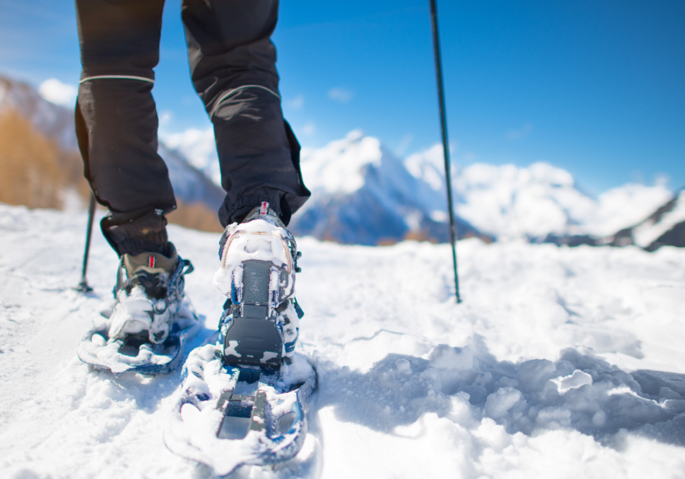 Une journée en raquettes avec un guide Nuyama. A day of snowshoeing with a Nuyama guide. Activités à Chamonix : Les raquettes. Activities in Chamonix : Snowshoeing.