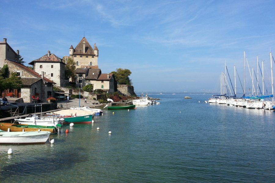 Yvoire, du Mont-Blanc au Léman. Yvoire, from Mont-Blanc to Lake Geneva.